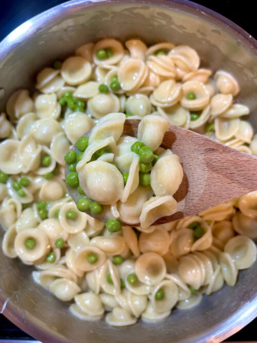simple buttered pasta with peas