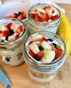 no-bake berry cream pie cups