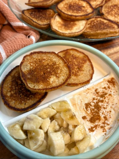 Mini pancakes with banana and cinnamon yogurt
